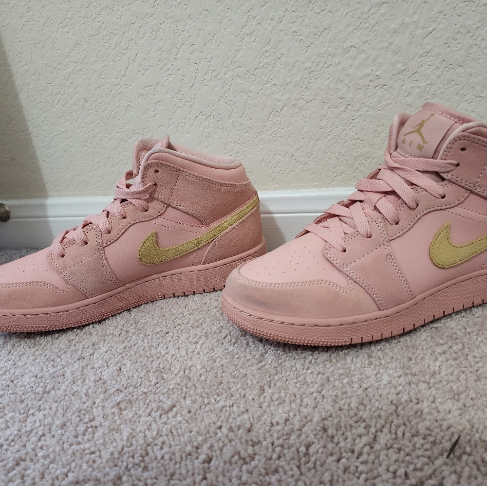 Nike Air Jordan 1 mid coral suede